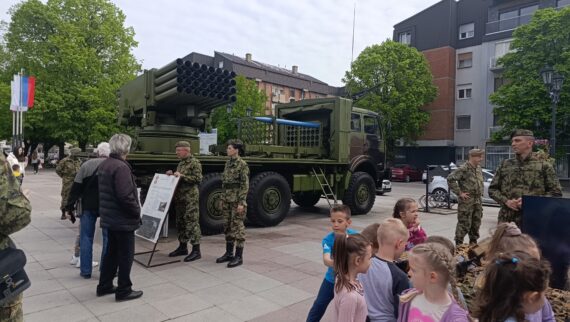 Promocija naoružanja i vojnog poziva u Rumi