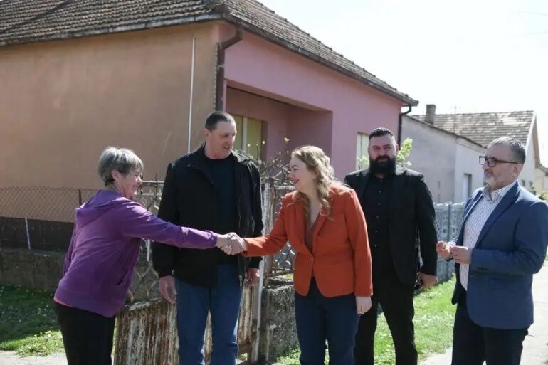 Uručeni paketi hrane za porodice izbeglica i interno raseljenih u Šidu