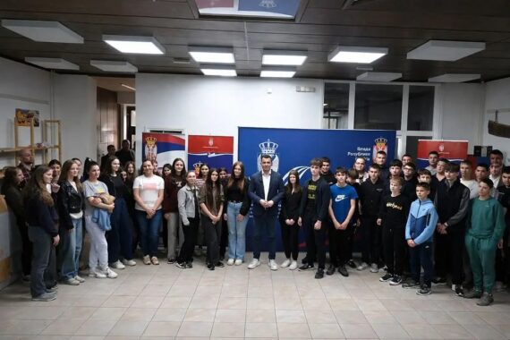 Ministar Đorđe Milićević u Irigu razgovarao sa mladima