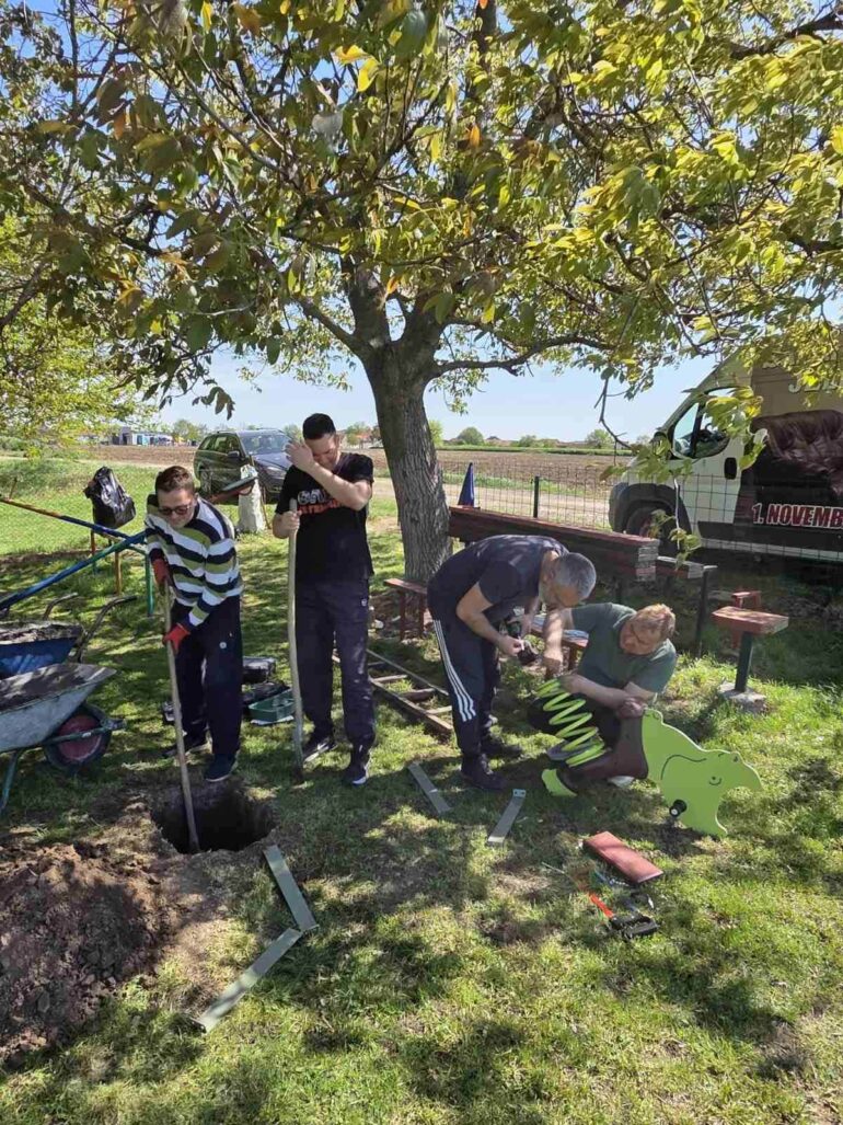 Akcija u Laćarku: Igralište „Dečji svet“ dobilo novi izgled