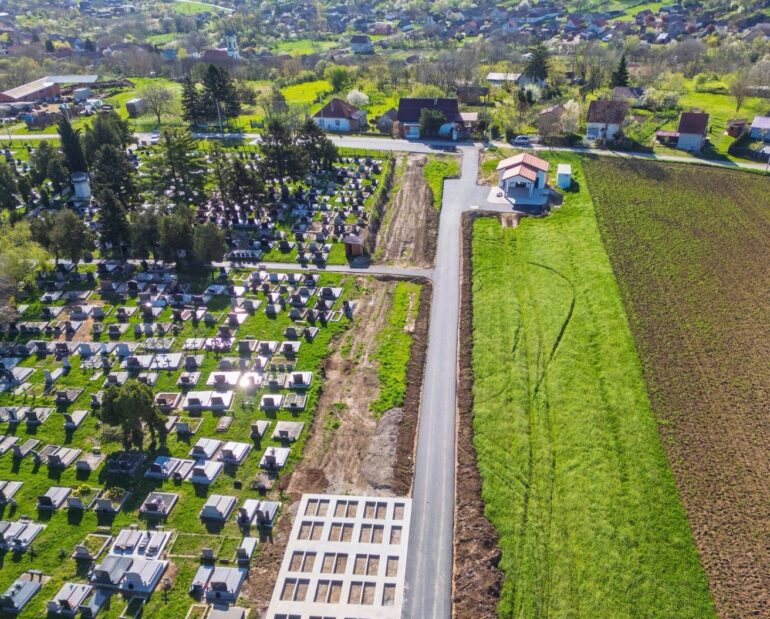 Uređen prostor na groblju u Čortanovcima