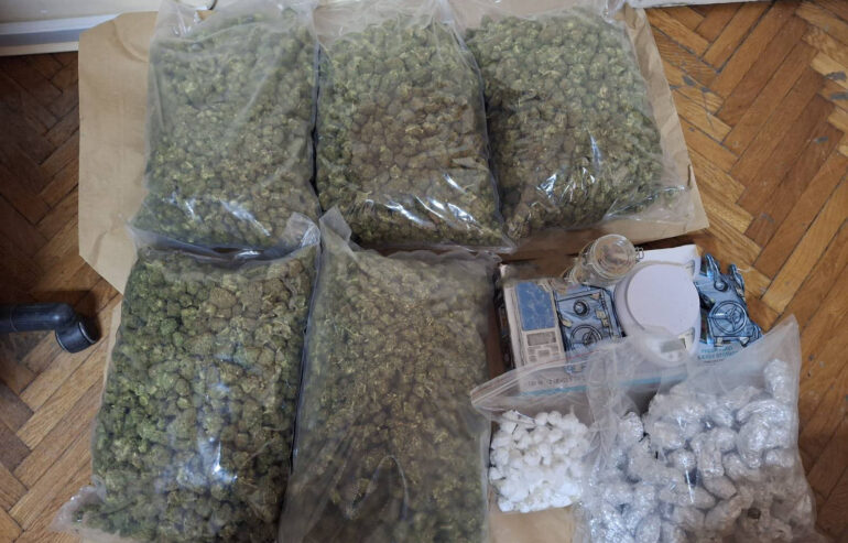 Zaplenjeno više od šest kilograma marihuane i oko 650 grama amfetamina