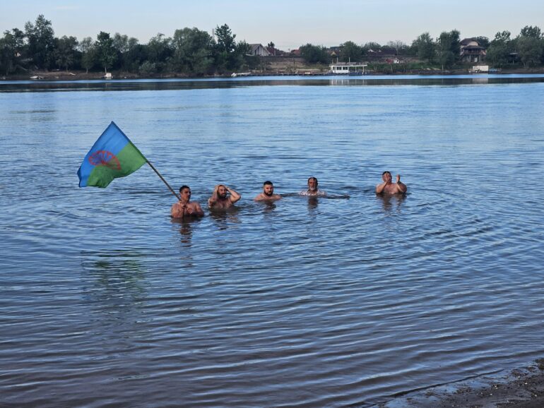 Romi tradicionalno zaplivali u Savi na Đurđevdan