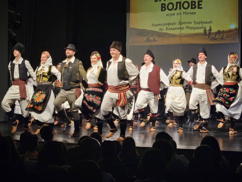 Premijerna koreografija i bis: Mitrovčani uživali u pesmi i igri Folklornog ansambla “Branko Radičević”