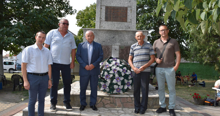 Petrovdan u Donjem Tovarniku obeležen polaganjem venaca i bogatim programom