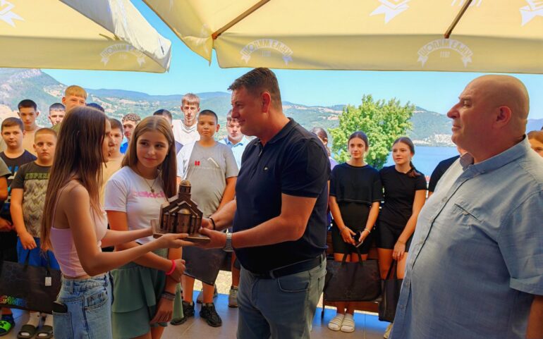 Predsednik Opštine Pećinci Siniša Đokić posetio učenike sa Kosova i Metohije