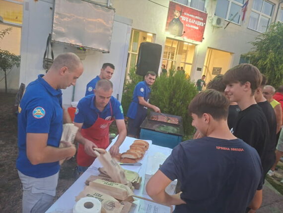 Udruženje „Sremska svinjokolja i kobasicijada Šid“ uz Sofiju i Alekseja