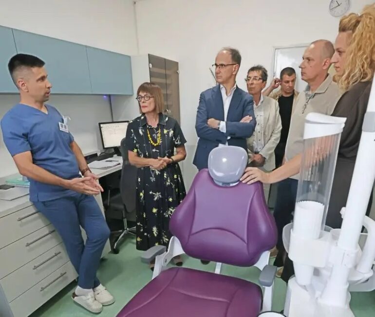 Premijer Macut posetio Šid: U fokusu zdravstvo i podrška izbegličkim porodicama
