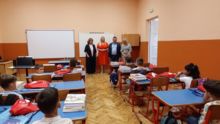 U školske klupe u rekonstruisanoj školi