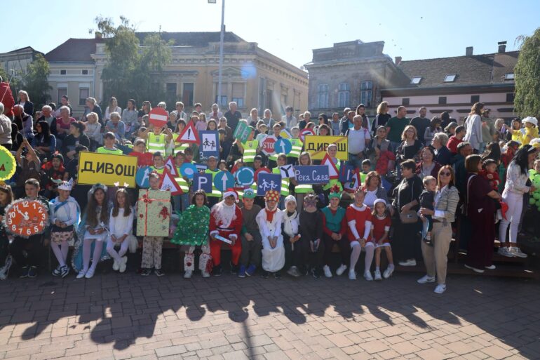Maskenbal „U bajci stanujem“ okupio preko 500 mališana na Žitnom trgu