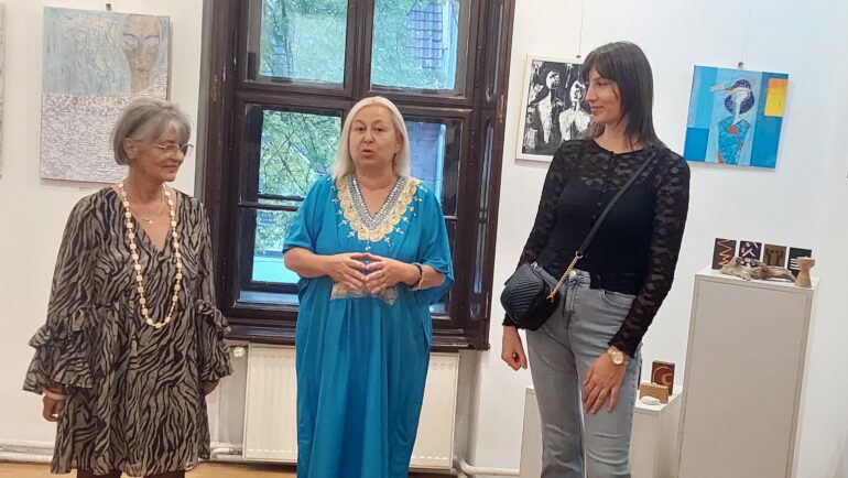 Dve umetnice u Galeriji