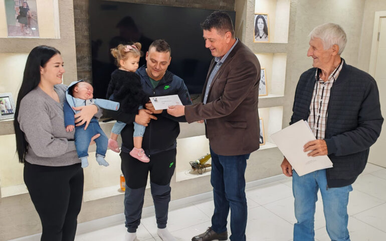 Za svaku bebu u opštini Pećinci po 40 hiljada dinara